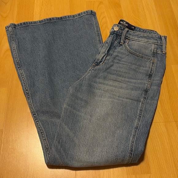 Hollister Ultra High-Rise Light Wash Relaxed Flare Jeans - Picture 5 of 6